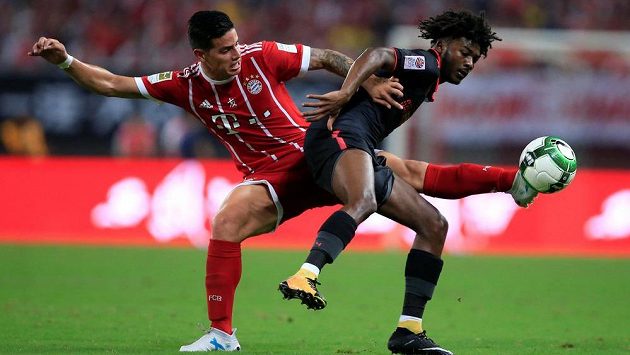 Letní akvizice Bayernu James Rodríguez (vlevo) v souboji s Ainsleym Maitlandem-Nilesem z Arsenalu. Letní akvizice Bayernu James Rodríguez (vlevo) v souboji s Ainsleym Maitlandem-Nilesem z Arsenalu.