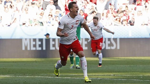 Polák Arkadiusz Milik oslavuje svou trefu proti Severním Irům. Polák Arkadiusz Milik oslavuje svou trefu proti Severním Irům.