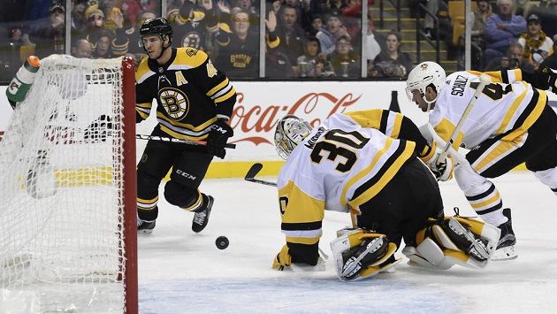David Krejčí (46) z Bostonu překonává Matta Murrayho (30) z Pittsburghu. David Krejčí (46) z Bostonu překonává Matta Murrayho (30) z Pittsburghu.