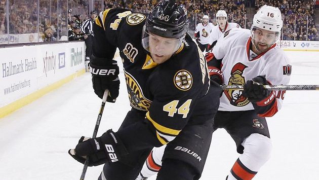 Obránce Bostonu Dennis Seidenberg (44) si už letos nezahraje. Obránce Bostonu Dennis Seidenberg (44) si už letos nezahraje.