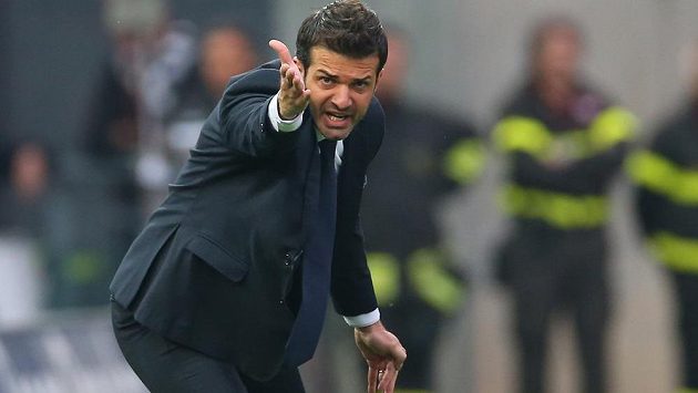 Italský trenér Andrea Stramaccioni přiletěl ve středu do Prahy a vypadá to, že se blíží angažmá ve Spartě. Brzy by měl podepsat smlouvu. Italský trenér Andrea Stramaccioni přiletěl ve středu do Prahy a vypadá to, že se blíží angažmá ve Spartě. Brzy by měl podepsat smlouvu.