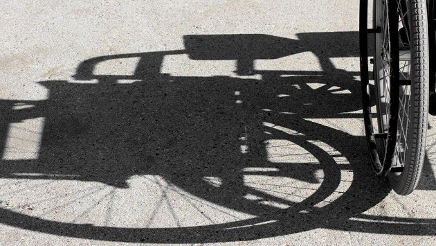 Závodnici ihned z cíle odvezli na invalidním vozíku. (ilustrační foto) Závodnici ihned z cíle odvezli na invalidním vozíku. (ilustrační foto)