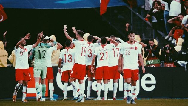 Salutování Turků při utkání s Francií Salutování Turků při utkání s Francií