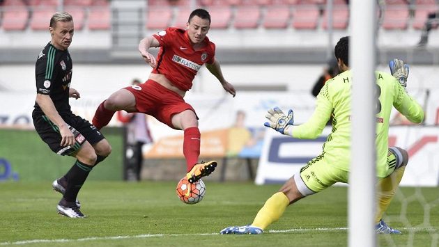 Zleva kapitán Příbrami Tomáš Zápotočný, Miroslav Keresteš z Brna a brankář Zbrojovky Pavel Halouska. Zleva kapitán Příbrami Tomáš Zápotočný, Miroslav Keresteš z Brna a brankář Zbrojovky Pavel Halouska.