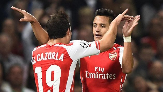 Fotbalisté Arsenalu Santi Cazorla (vlevo) a střelec Alexis Sánchez se radují z branky proti Besiktasi Istanbul. Fotbalisté Arsenalu Santi Cazorla (vlevo) a střelec Alexis Sánchez se radují z branky proti Besiktasi Istanbul.