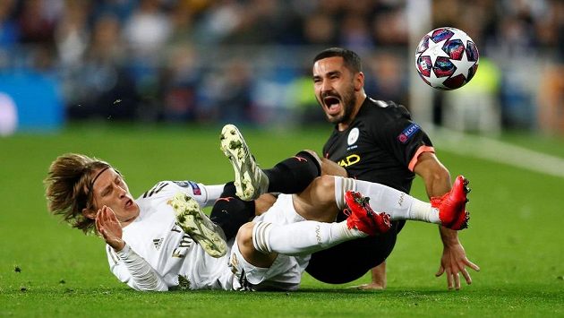 V ostrém souboji Luka Modrič (vlevo) z Realu Madrid a Ilkay Gündogan z Manchesteru City. V ostrém souboji Luka Modrič (vlevo) z Realu Madrid a Ilkay Gündogan z Manchesteru City.