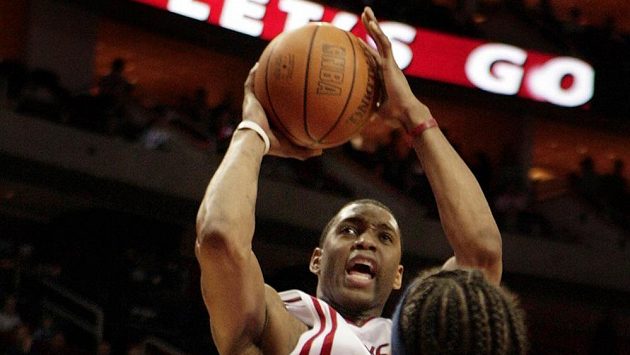Basketbalista Tracy McGrady (uprostřed). Basketbalista Tracy McGrady (uprostřed).
