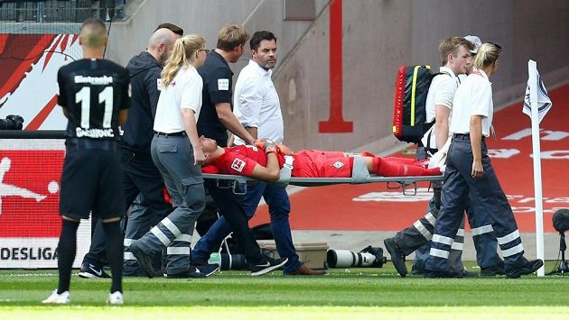 Zraněný brankář Brém Jiří Pavlenka opouští stadión Franfurtu na nosítkách. Zraněný brankář Brém Jiří Pavlenka opouští stadión Franfurtu na nosítkách.
