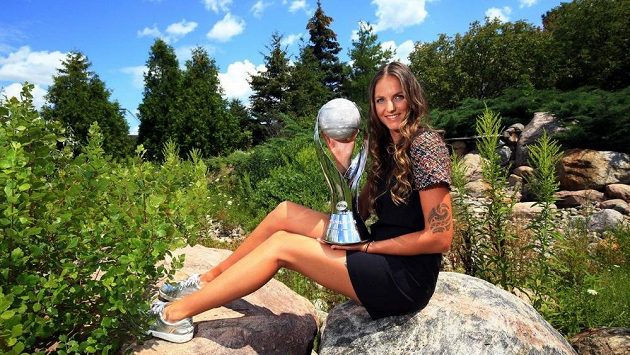 Česká tenistka Karolína Plíšková s trofejí pro světovou jedničku. Česká tenistka Karolína Plíšková s trofejí pro světovou jedničku.