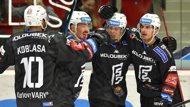 Hráči Karlových Varů se radují z gólu proti Plzni. Zleva Petr Koblasa, Martin Kohout, střelec branky Jiří Kulich a Tomáš Hanousek. Hráči Karlových Varů se radují z gólu proti Plzni. Zleva Petr Koblasa, Martin Kohout, střelec branky Jiří Kulich a Tomáš Hanousek.