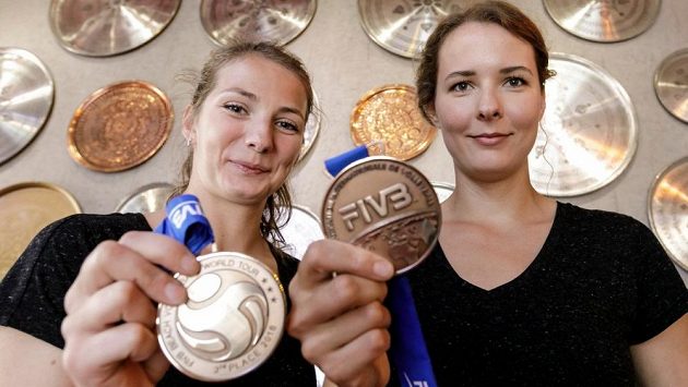 Slovenské plážové volejbalistky Natália Přidalová a Andrea Štrbová s bronzovými medailemi z turnaje v tureckém Mersinu. Slovenské plážové volejbalistky Natália Přidalová a Andrea Štrbová s bronzovými medailemi z turnaje v tureckém Mersinu.