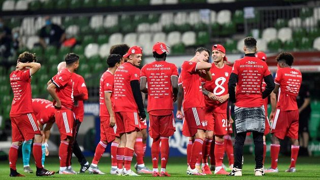 Fotbalisté Bayernu slaví zisk osmého titulu v řadě před prázdnými tribunami v Brémách. Fotbalisté Bayernu slaví zisk osmého titulu v řadě před prázdnými tribunami v Brémách.