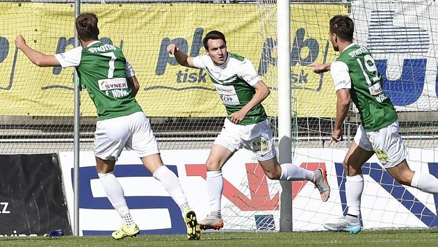 Jablonecký Vjačeslav Karavajev (uprostřed) se raduje se spoluhráči z gólu proti Příbrami. Jablonecký Vjačeslav Karavajev (uprostřed) se raduje se spoluhráči z gólu proti Příbrami.