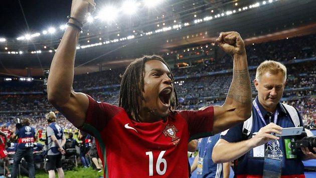 Renato Sanches se raduje po vítězství Portugalska ve finále ME. Renato Sanches se raduje po vítězství Portugalska ve finále ME.