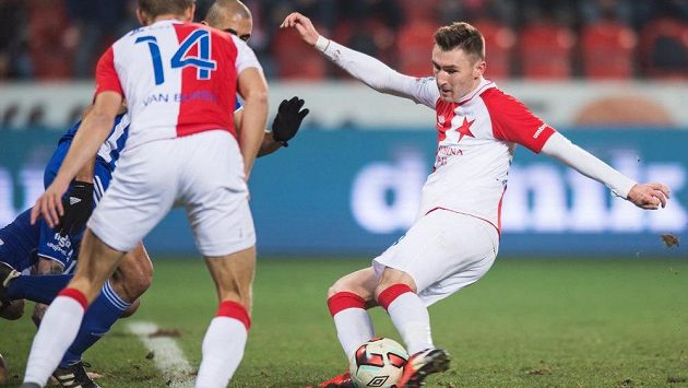 Jaromír Zmrhal ze Slavie střílí gól na 2:0. Jaromír Zmrhal ze Slavie střílí gól na 2:0.