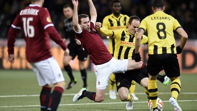 Josef Hušbauer ze Sparty Praha a Milan Volotič z Bernu bojují o míč. Josef Hušbauer ze Sparty Praha a Milan Volotič z Bernu bojují o míč.