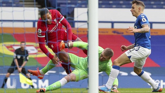 Liverpoolský Virgil van Dijk (v červeném) v souboji s brankářem Evertonu Jordanem Pickfordem. Liverpoolský Virgil van Dijk (v červeném) v souboji s brankářem Evertonu Jordanem Pickfordem.