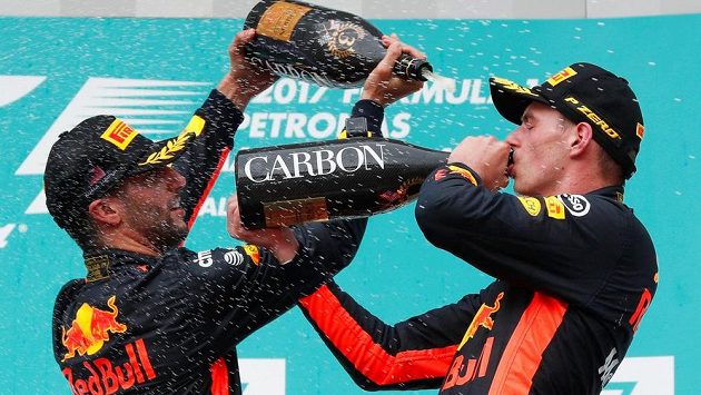 Daniel Ricciaro (vlevo) a Max Verstappen slaví úspěch stáje Red Bull v Sepangu. Daniel Ricciaro (vlevo) a Max Verstappen slaví úspěch stáje Red Bull v Sepangu.