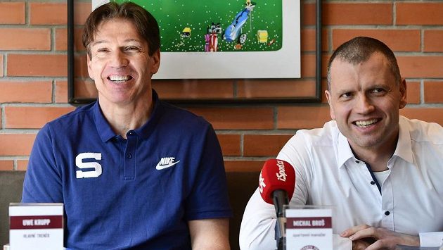 Trenér hokejistů pražské Sparty Uwe Krupp (vlevo) a sportovní manažer klubu Michal Broš. Trenér hokejistů pražské Sparty Uwe Krupp (vlevo) a sportovní manažer klubu Michal Broš.