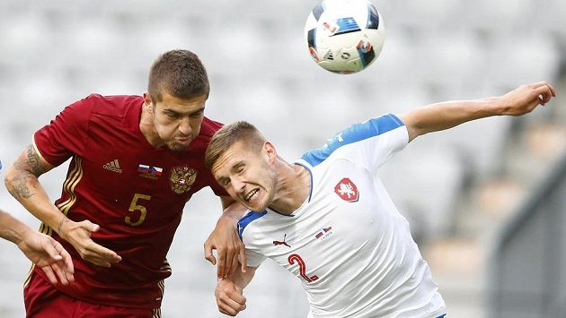 Pavel Kadeřábek (vpravo) v souboji o míč s Romanem Neustädterem z Ruska. Pavel Kadeřábek (vpravo) v souboji o míč s Romanem Neustädterem z Ruska.