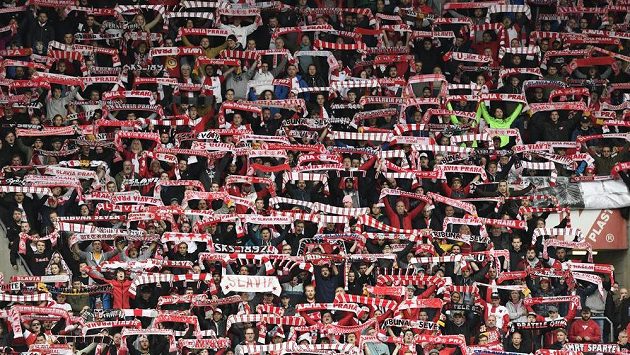 Radost v slávistickém kotli během druhého kola nadstavby s Viktorií Plzeň. Radost v slávistickém kotli během druhého kola nadstavby s Viktorií Plzeň.
