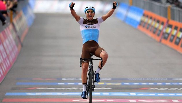 Nans Peters v cíli etapy na Giro d'Italia. Nans Peters v cíli etapy na Giro d'Italia.