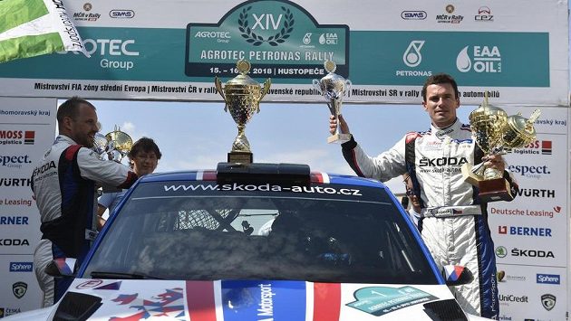 Posádka Jan Kopecký (vpravo) a Pavel Dresler s vozem Škoda Fabia R5 ovládla Rallye Hustopeče. Posádka Jan Kopecký (vpravo) a Pavel Dresler s vozem Škoda Fabia R5 ovládla Rallye Hustopeče.
