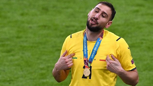 Šťastný italský hrdina Gianluigi Donnarumma slaví vítězství na EURO. Šťastný italský hrdina Gianluigi Donnarumma slaví vítězství na EURO.