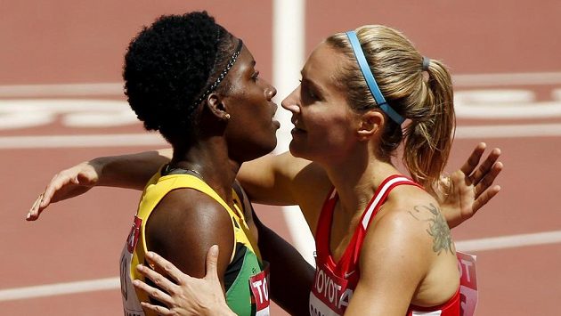 Denisa Rosolová (vpravo) a Janieve Russellová z Jamajky na mistrovství světa v Pekingu. Denisa Rosolová (vpravo) a Janieve Russellová z Jamajky na mistrovství světa v Pekingu.