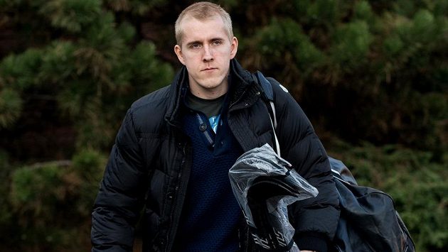 Útočník Marek Kvapil přichází na sraz hokejové reprezentace před turnajem Karjala. Útočník Marek Kvapil přichází na sraz hokejové reprezentace před turnajem Karjala.