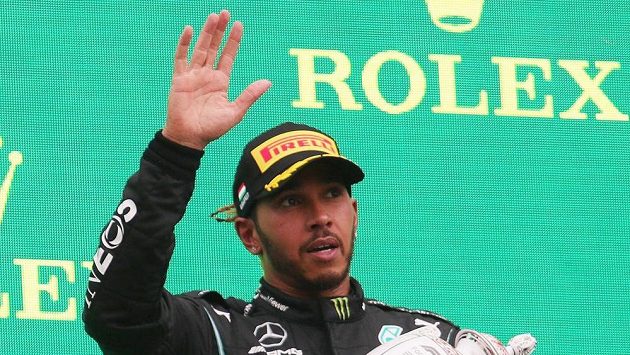 Lewis Hamilton slaví na pódiu třetí příčku z Velké ceny Maďarska. Lewis Hamilton slaví na pódiu třetí příčku z Velké ceny Maďarska.