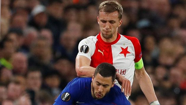 Hvězda Chelsea Eden Hazard padá po souboji se slávistou Tomášem Součkem v utkání Evropské ligy. Hvězda Chelsea Eden Hazard padá po souboji se slávistou Tomášem Součkem v utkání Evropské ligy.