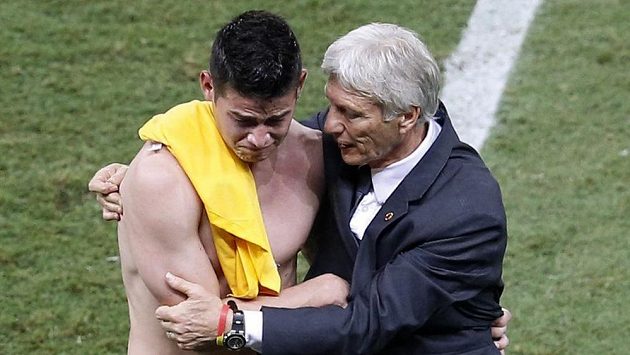 Kolumbijský trenér Jose Pekerman a střelec James Rodríguez po vyřazení od Brazilců. Kolumbijský trenér Jose Pekerman a střelec James Rodríguez po vyřazení od Brazilců.