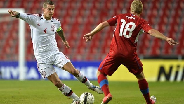 Reprezentační debutant Matěj Vydra proti dánskému obránci Danielu Aggerovi v kvalifikačním duelu v Kodani. Reprezentační debutant Matěj Vydra proti dánskému obránci Danielu Aggerovi v kvalifikačním duelu v Kodani.