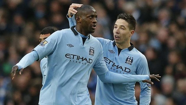 Reprezentant Pobřeží slonoviny Yaya Touré (druhý zprava) v dresu Manchesteru City. Reprezentant Pobřeží slonoviny Yaya Touré (druhý zprava) v dresu Manchesteru City.