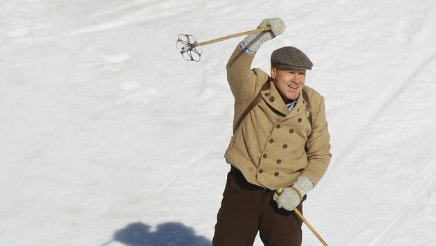 Lyžař Didier Cuche se rozloučil s kariérou v retro lyžařském oblečení a na dřevěných lyžích. Lyžař Didier Cuche se rozloučil s kariérou v retro lyžařském oblečení a na dřevěných lyžích.