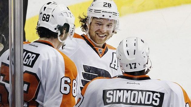 Centr Jaromíra Jágra Claude Giroux (uprostřed) se po otřesu mozku vrátil na led a hned to bylo znát. Centr Jaromíra Jágra Claude Giroux (uprostřed) se po otřesu mozku vrátil na led a hned to bylo znát.