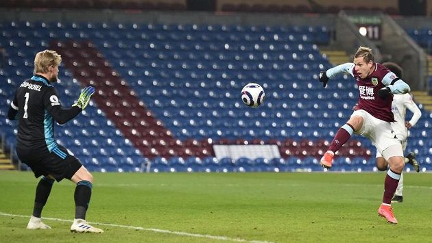 Matěj Vydra z Burnley pálí na brankáře Leicesteru Kaspera Schmeichela. Matěj Vydra z Burnley pálí na brankáře Leicesteru Kaspera Schmeichela.