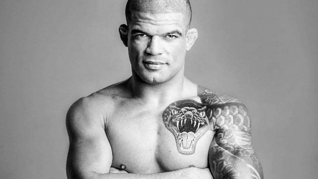 Paulo Goncalves Silva překvapil, pivo během zápasu MMA nikdo nečekal. Paulo Goncalves Silva překvapil, pivo během zápasu MMA nikdo nečekal.