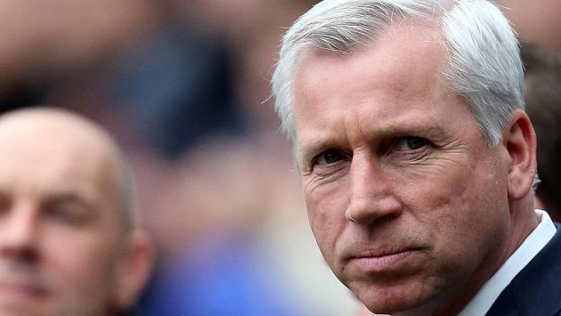 Trenér fotbalistů Newcastlu Alan Pardew. Trenér fotbalistů Newcastlu Alan Pardew.
