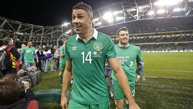 Jonathan Walters, střelec irských gólů v odvetě baráže o ME s Bosnou a Hercegovinou. Za ním je Wes Hoolahan. Jonathan Walters, střelec irských gólů v odvetě baráže o ME s Bosnou a Hercegovinou. Za ním je Wes Hoolahan.
