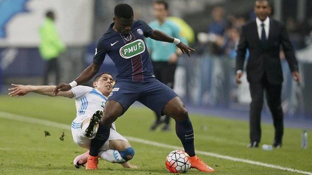 Obránce Paris St. German Serge Aurier si kryje míč před Abdelazizem Barradou z Marseille. Obránce Paris St. German Serge Aurier si kryje míč před Abdelazizem Barradou z Marseille.