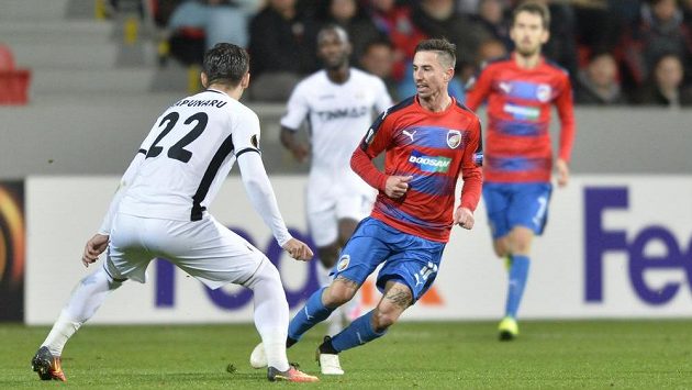 Milan Petržela (vpravo) z Plzně a Cristian Sapunaru z Astry. Milan Petržela (vpravo) z Plzně a Cristian Sapunaru z Astry.