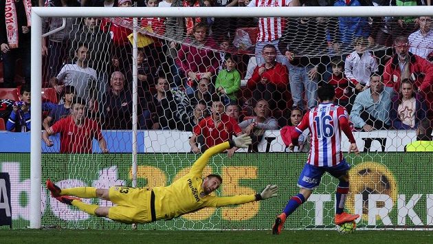 Carlos Castro z Gijónu překonává gólmana Atéltika Madrid Jana Oblaka. Carlos Castro z Gijónu překonává gólmana Atéltika Madrid Jana Oblaka.