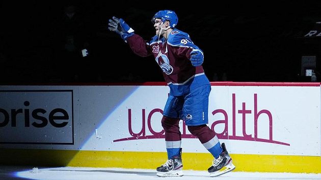 Hokejista Colorada Avalanche Mikko Rantanen zdraví fanoučky po výhře nad Los Angeles. Hokejista Colorada Avalanche Mikko Rantanen zdraví fanoučky po výhře nad Los Angeles.