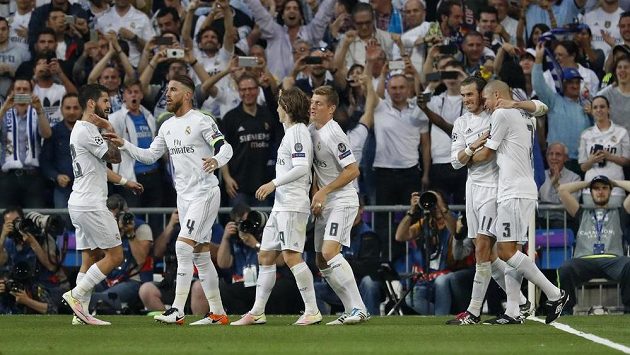 Fotbalisté Realu Madrid se radují z gólu - ilustrační foto. Fotbalisté Realu Madrid se radují z gólu - ilustrační foto.