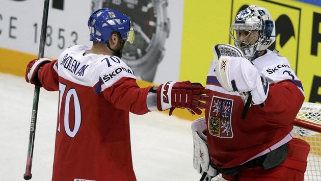 Útočník Radek Smoleňák gratuluje po utkání s Lotyši brankáři Ondřeji Pavelcovi. Útočník Radek Smoleňák gratuluje po utkání s Lotyši brankáři Ondřeji Pavelcovi.