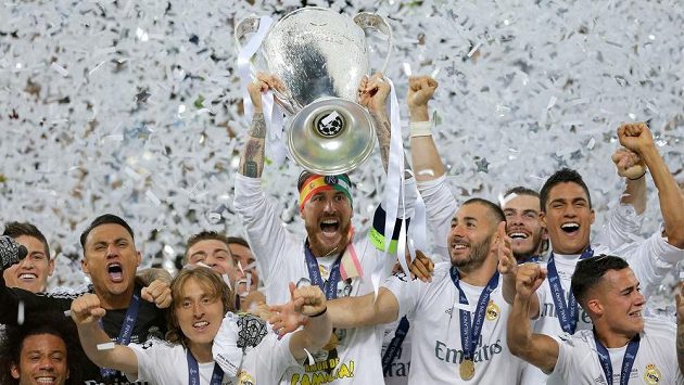 Fotbalisté Realu Madrid slaví s pohárem pro vítěze Ligy mistrů. Fotbalisté Realu Madrid slaví s pohárem pro vítěze Ligy mistrů.