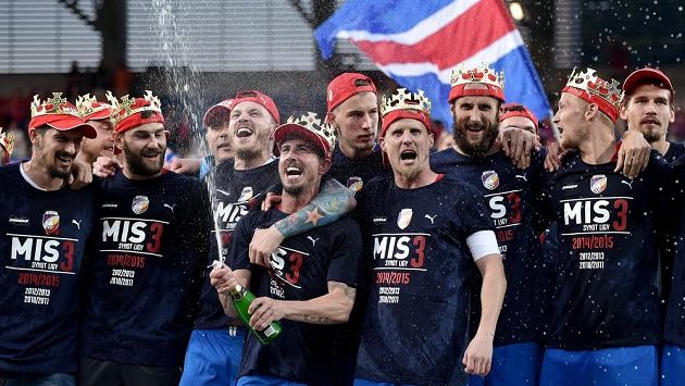 Fotbalisté Plzně při oslavách titulu. Kapitán David Limberský je čtvrtý zprava, na snímku dále jsou zleva Marián Čišovský, Radim Řezník, Ondřej Vaněk, Milan Petržela, Jan Baránek, , Roman Hubník, Václav Procházka a Jan Hejda. Fotbalisté Plzně při oslavách titulu. Kapitán David Limberský je čtvrtý zprava, na snímku dále jsou zleva Marián Čišovský, Radim Řezník, Ondřej Vaněk, Milan Petržela, Jan Baránek, , Roman Hubník, Václav Procházka a Jan Hejda.