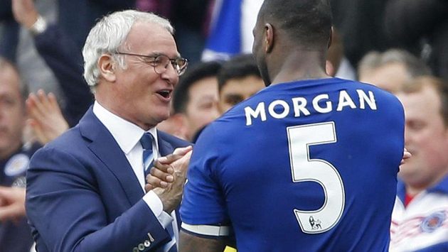 Trenér Claudio Ranieri slaví s Wesem Morganem, autorem vítězné trefy Leicesteru v ligovém klání se Southamptonem. Trenér Claudio Ranieri slaví s Wesem Morganem, autorem vítězné trefy Leicesteru v ligovém klání se Southamptonem.